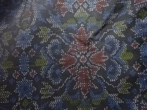 アンティーク　華紋更紗模様織り出し本場泥大島紬着物